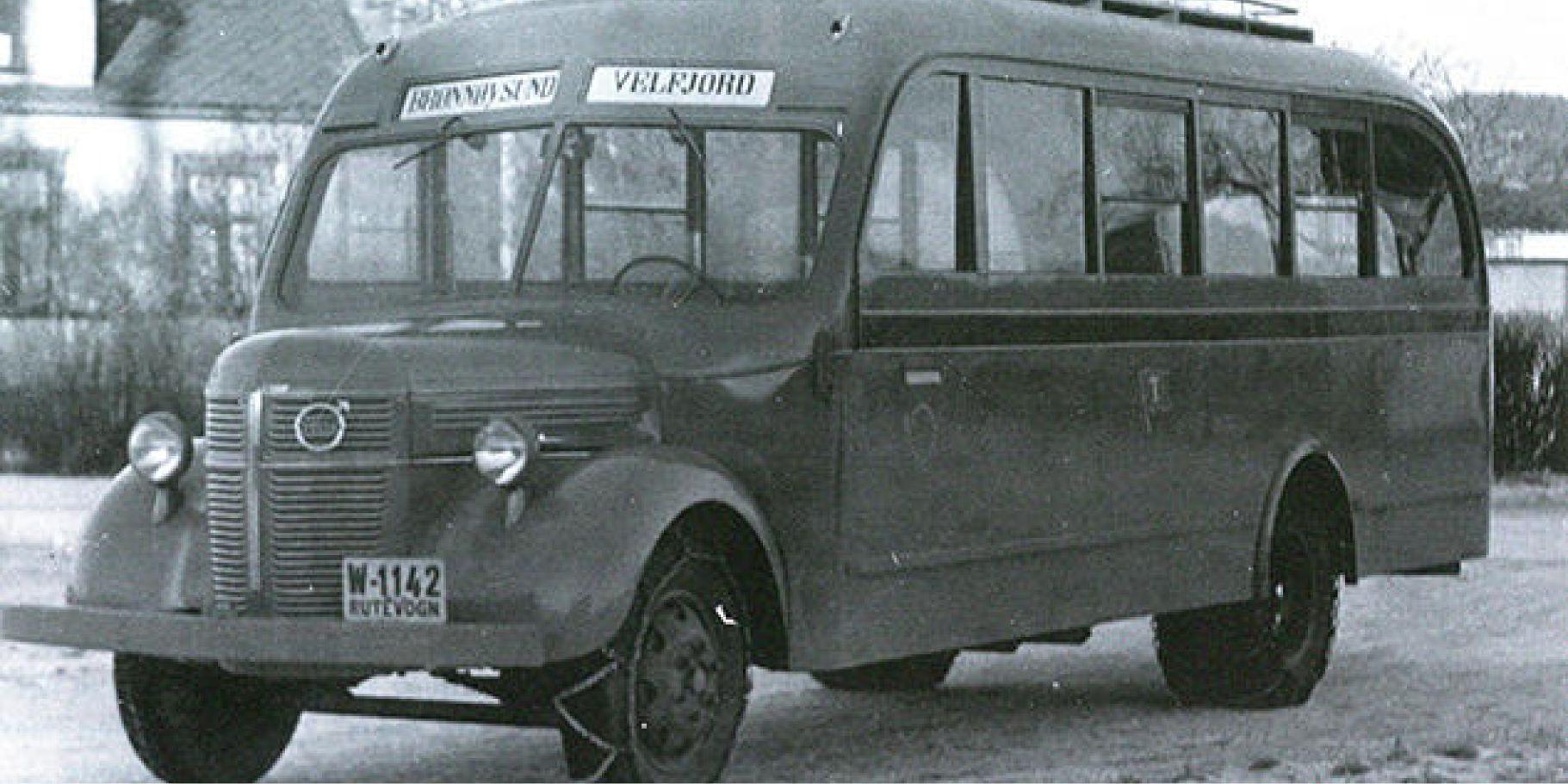 Svart-hvitt fotografi av en gammel buss