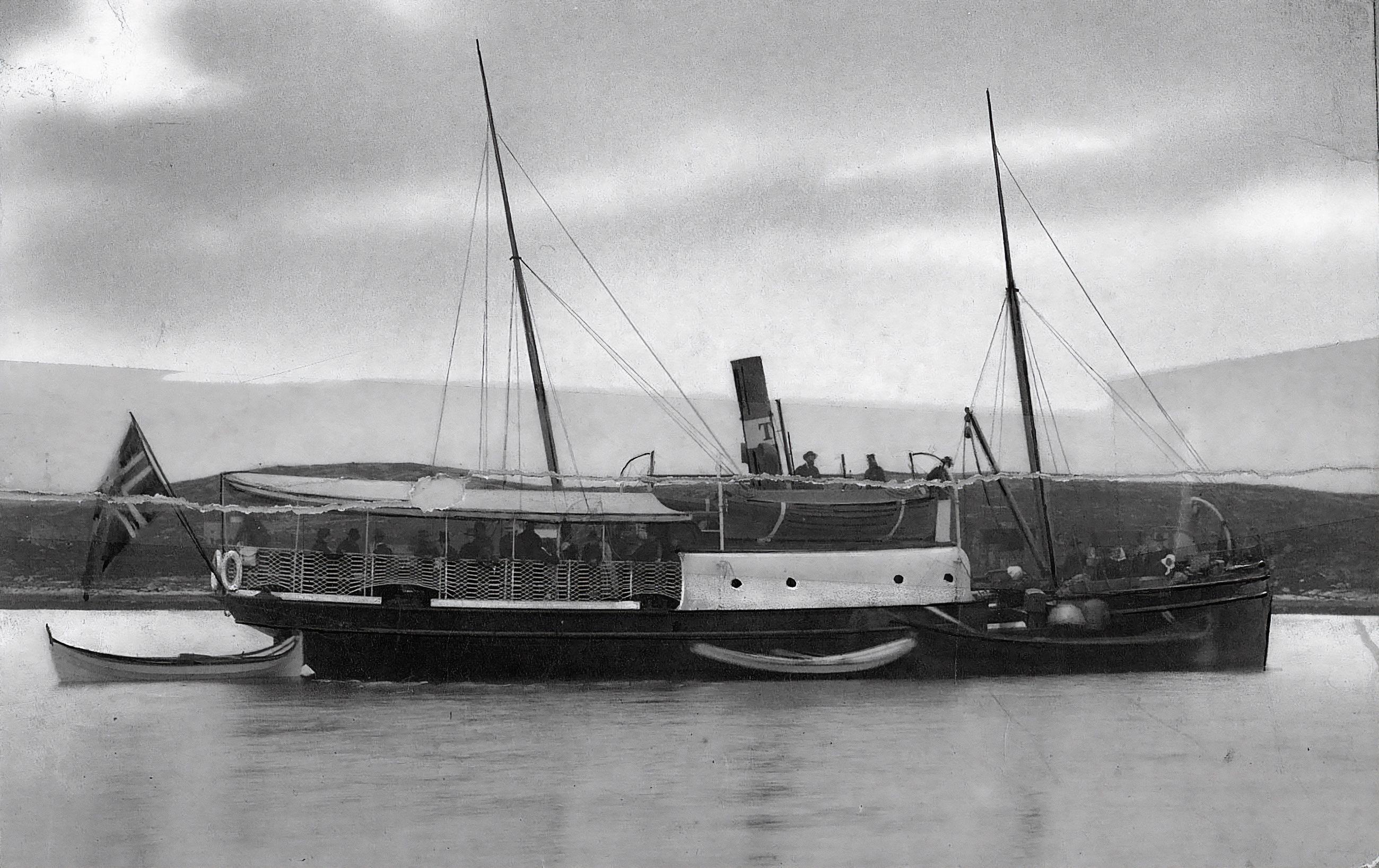Gammelt svart hvitt fotografi av dampskipet DS Torghatten.