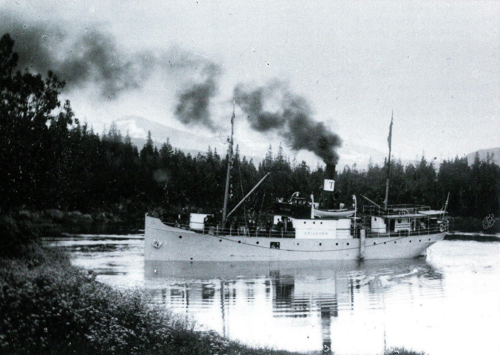 Svart hvit foto av dampskipet DS Heilhorn med svart røyk fra pipen.